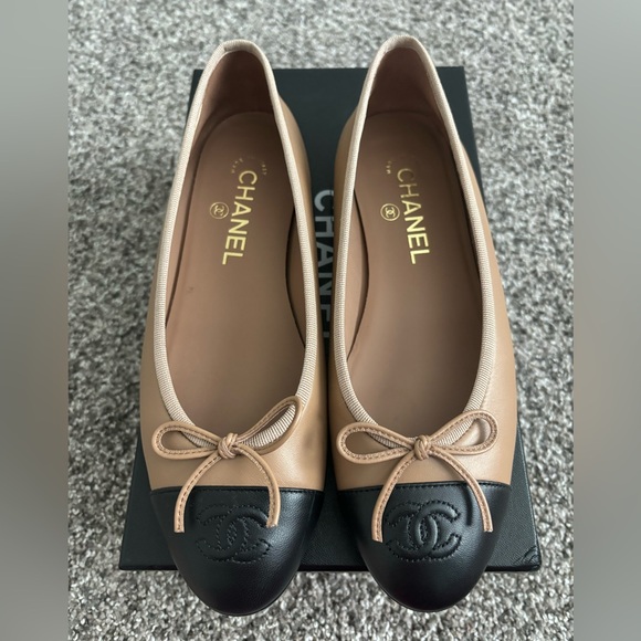 CHANEL Shoes - Rare Chanel Ballet Flats Dark Beige Leather 37.5